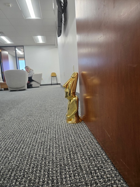 What a day! The 21st annual Valley Publicity Summit is now history. Dozens of media and public relations pros spent Saturday morning connecting and reconnecting, networking and engaging and knowing how and about what local media want to be pitched with story ideas. (And no phones or computers were necessary!) Many smiles and compliments highlighted the event, including that participants appreciated the value of meeting in person people they had been emailing for years! 
SPJ Phoenix thanks everyone who participated and once again made the Summit the greatest Saturday morning in Valley PR-media relations.
Special appreciation goes to Josh Weiss, Laura Slawny and their dedicated colleagues at 10 to 1 Public Relations for hosting us at their gorgeous Scottsdale  offices and atrium. See you in 2026!