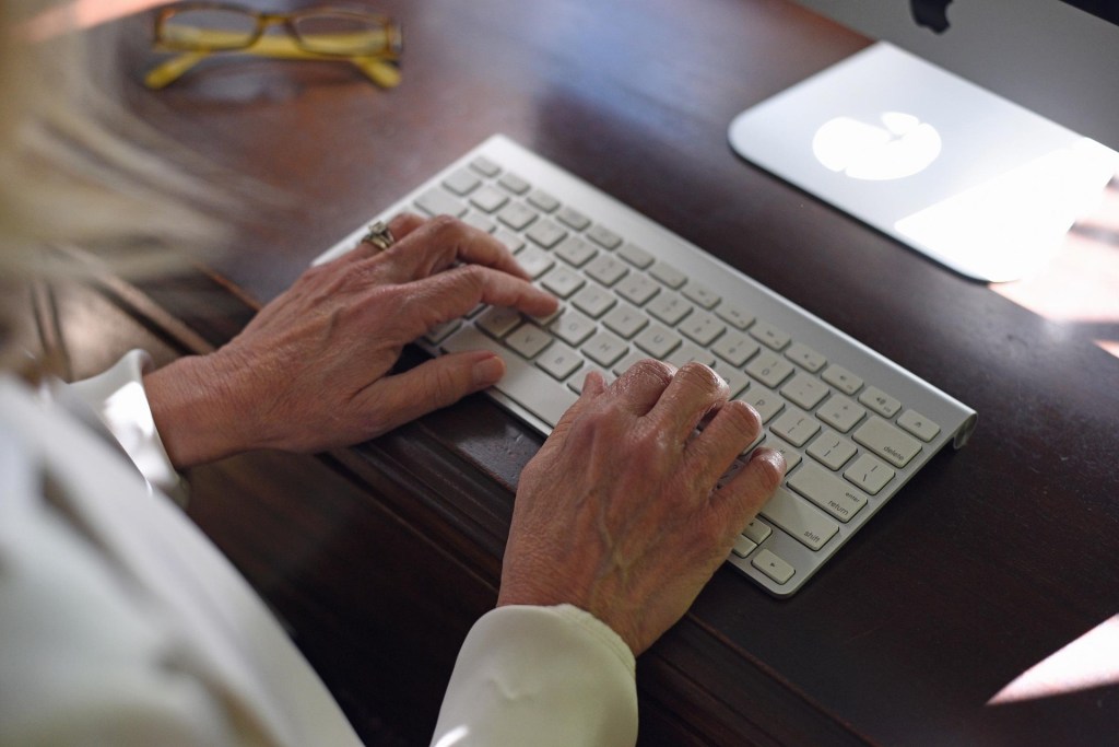 journalist, typing, drnaquin, pixabay